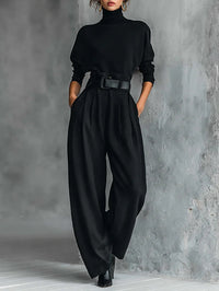 Emma | Completo nero a due pezzi con maglia a collo alto a maniche lunghe e pantaloni dritti (cintura inclusa)