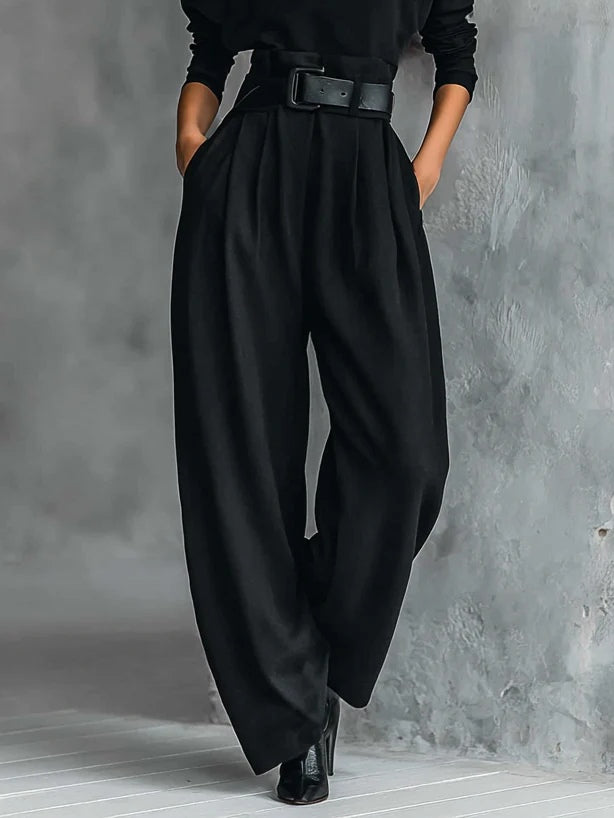 Emma | Completo nero a due pezzi con maglia a collo alto a maniche lunghe e pantaloni dritti (cintura inclusa)