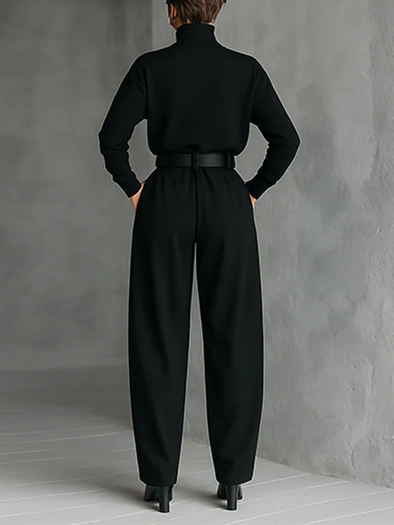 Emma | Completo nero a due pezzi con maglia a collo alto a maniche lunghe e pantaloni dritti (cintura inclusa)